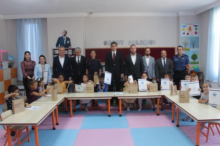 Kaymakamımız Sayın İbrahim Cem DEVECİ, İlçemizde Düzenlenen Karne Dağıtım Törenlerine, İlçe Protokolü ve Muhtarlarımızla Birlikte Katıldı.